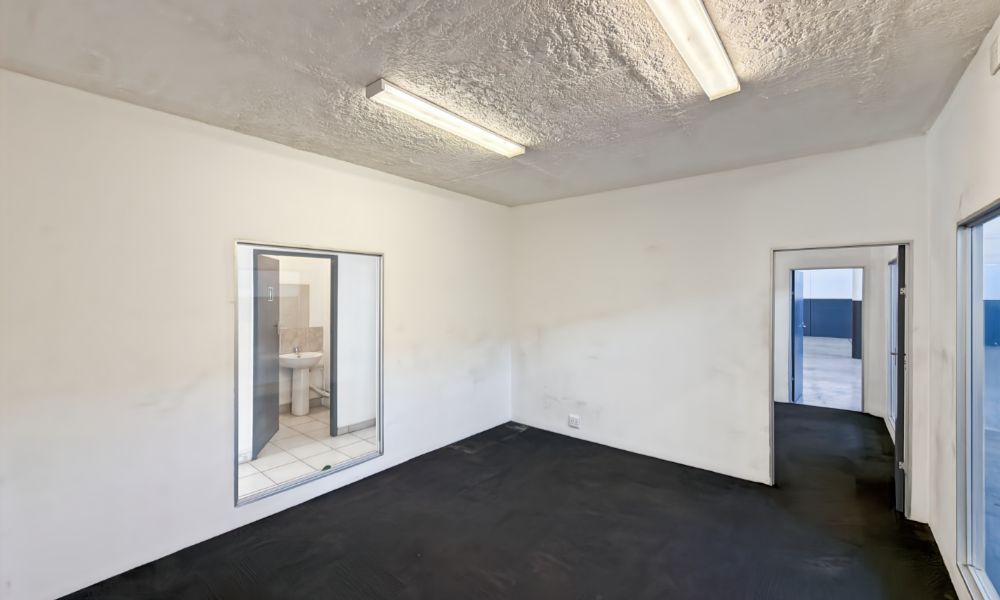 Large warehouse with showroom potential