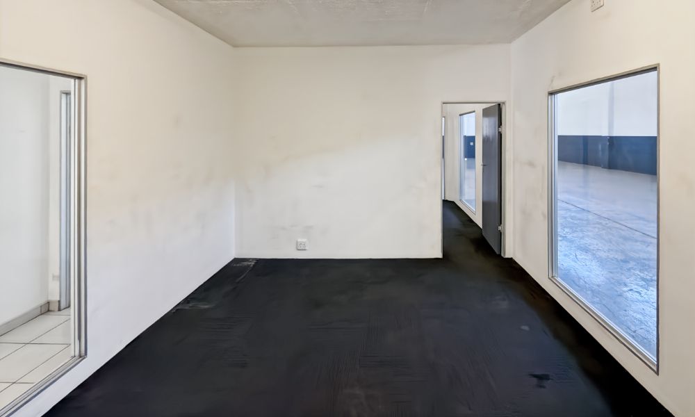 Large warehouse with showroom potential