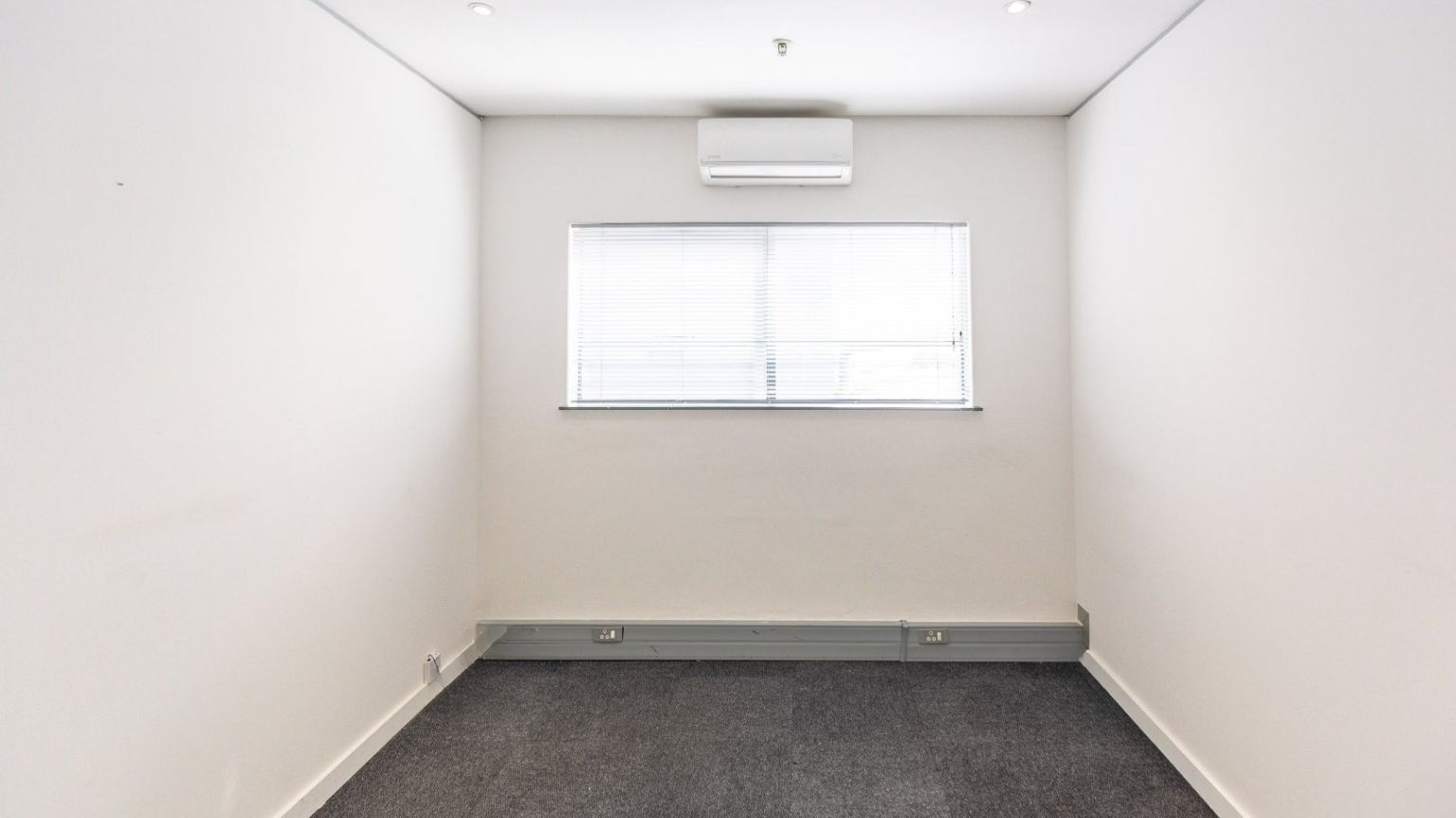 Modern 1-2 person office in Ndabeni