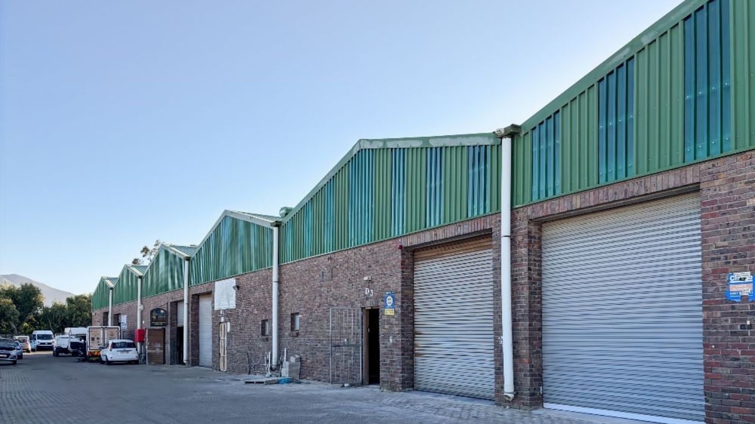 Prime warehouse with mezzanine office