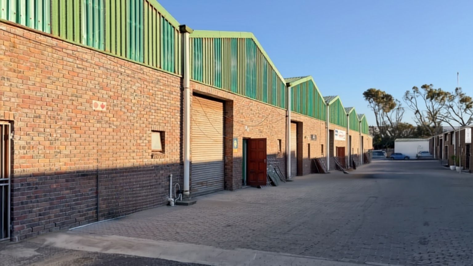 Prime warehouse to let in Noordhoek