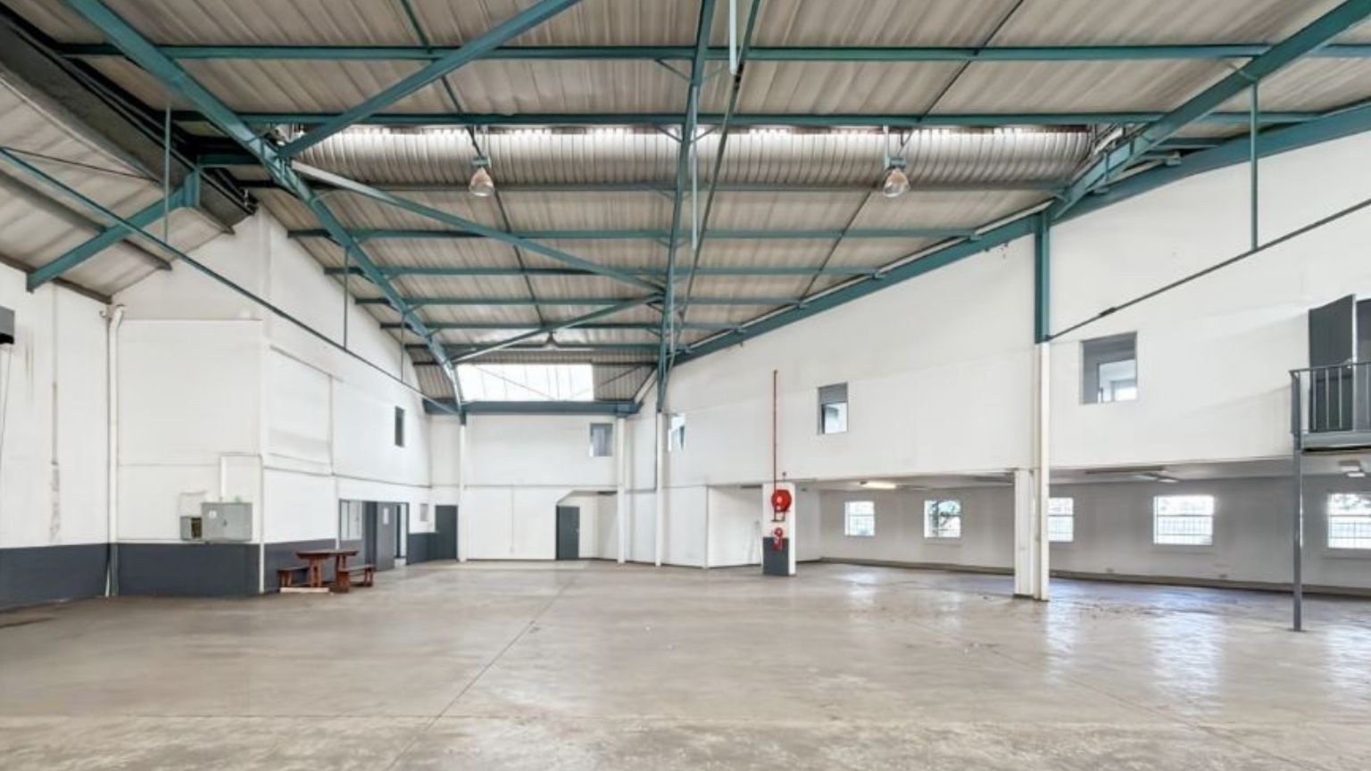 Double volume warehouse in Jet Park