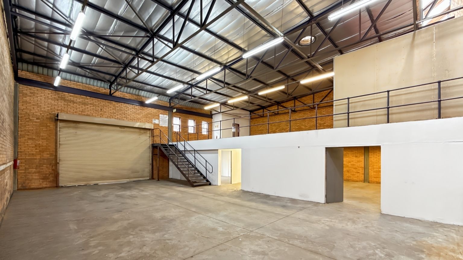 Spacious warehouse with mezzanine 