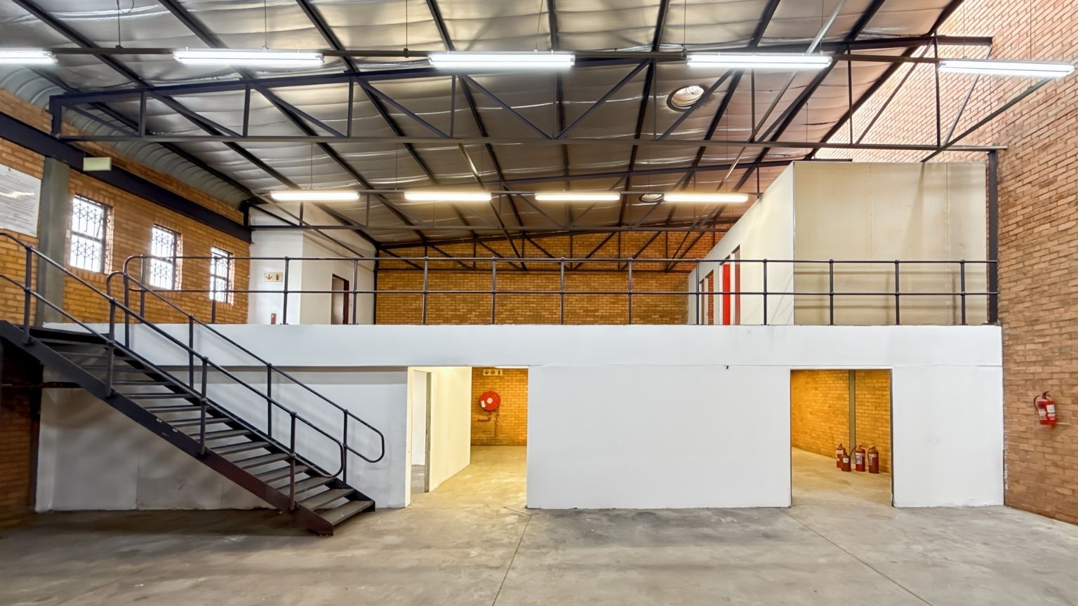 Spacious warehouse with mezzanine