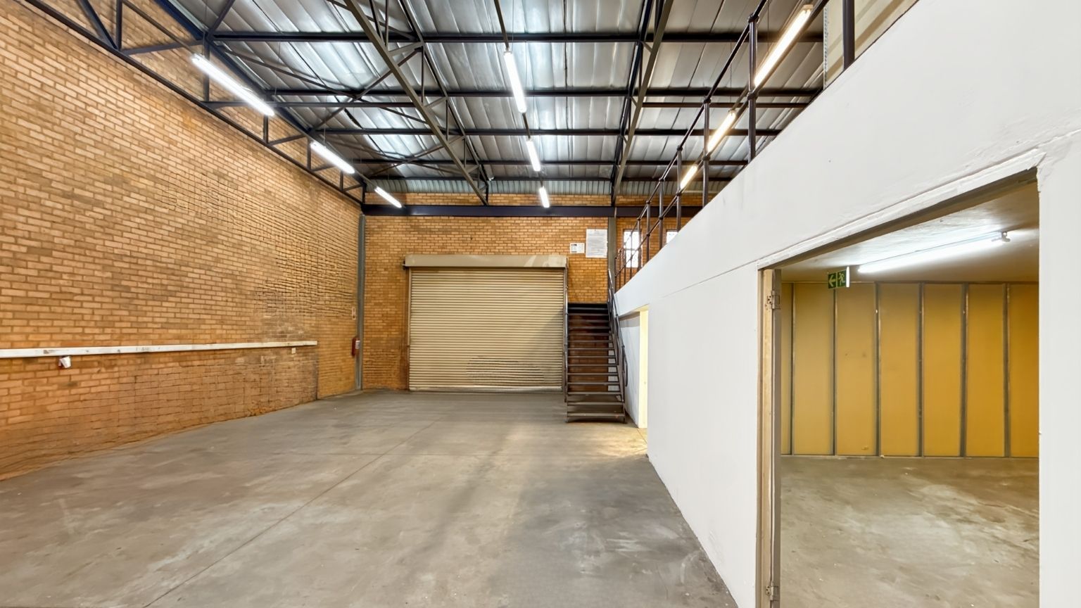 Spacious warehouse with mezzanine