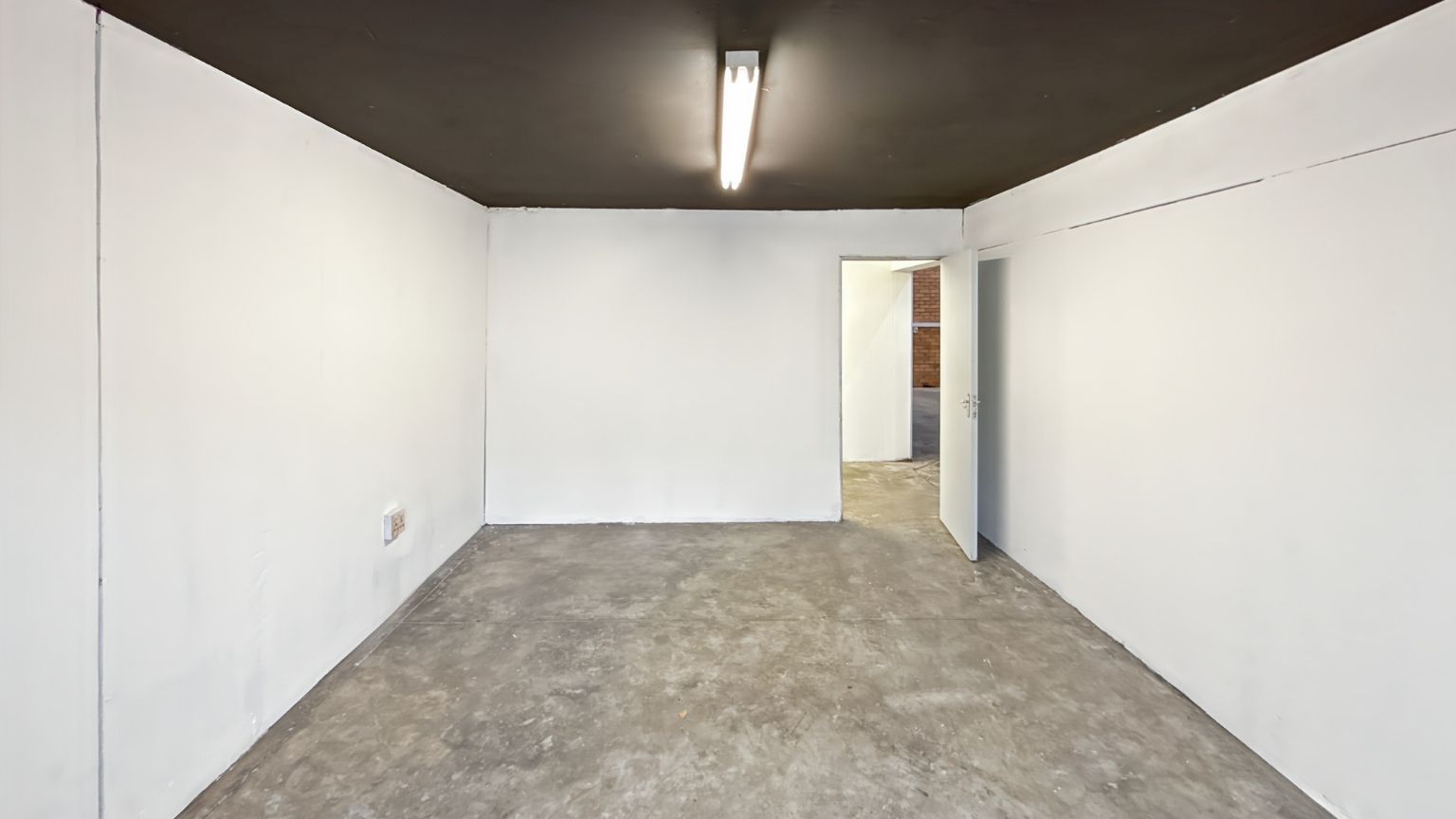 Spacious warehouse with mezzanine