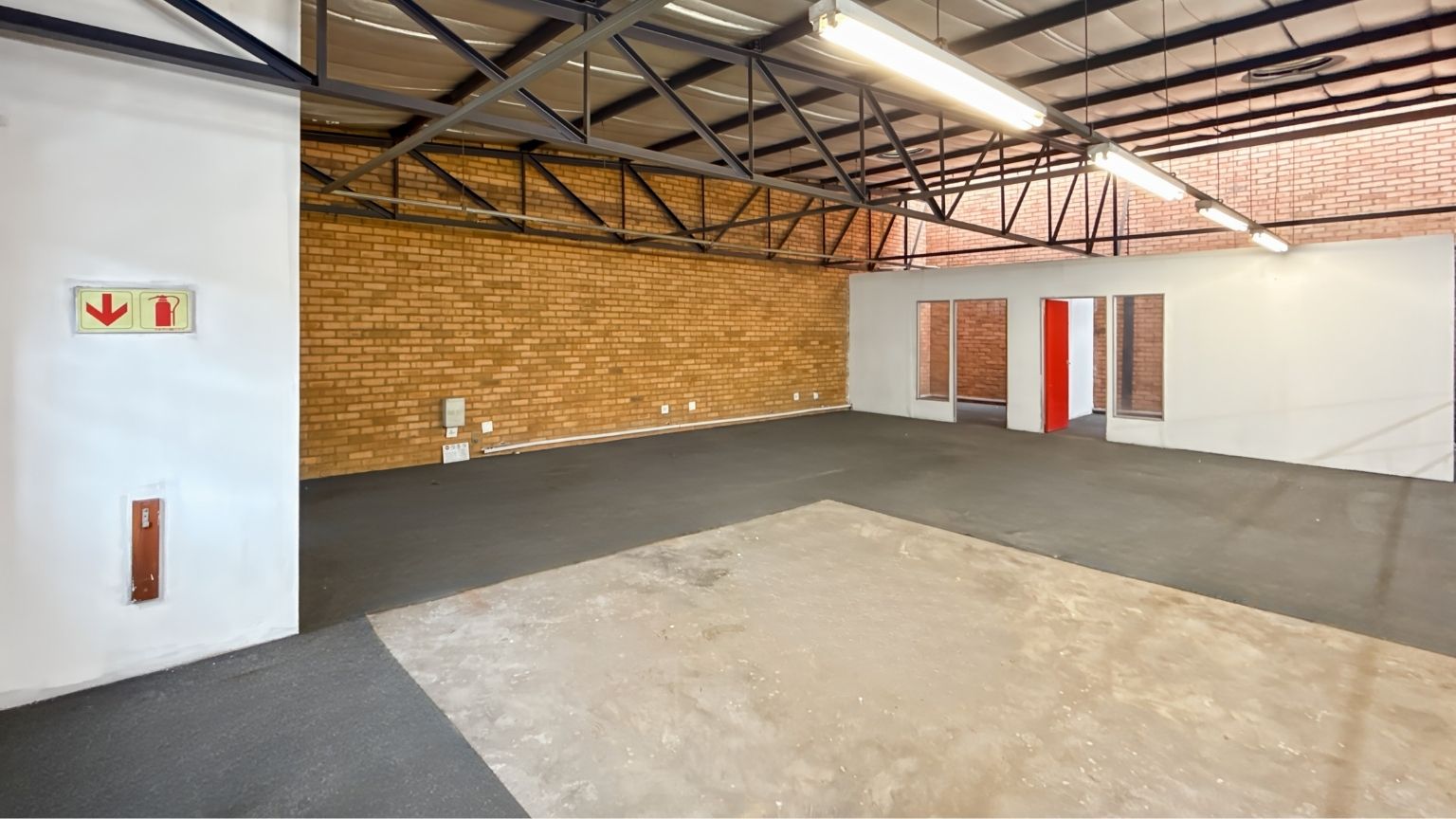 Spacious warehouse with mezzanine