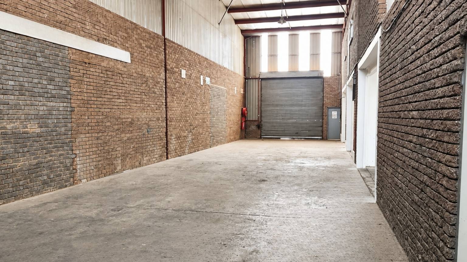 Large-scale warehouse with high power and super-link access