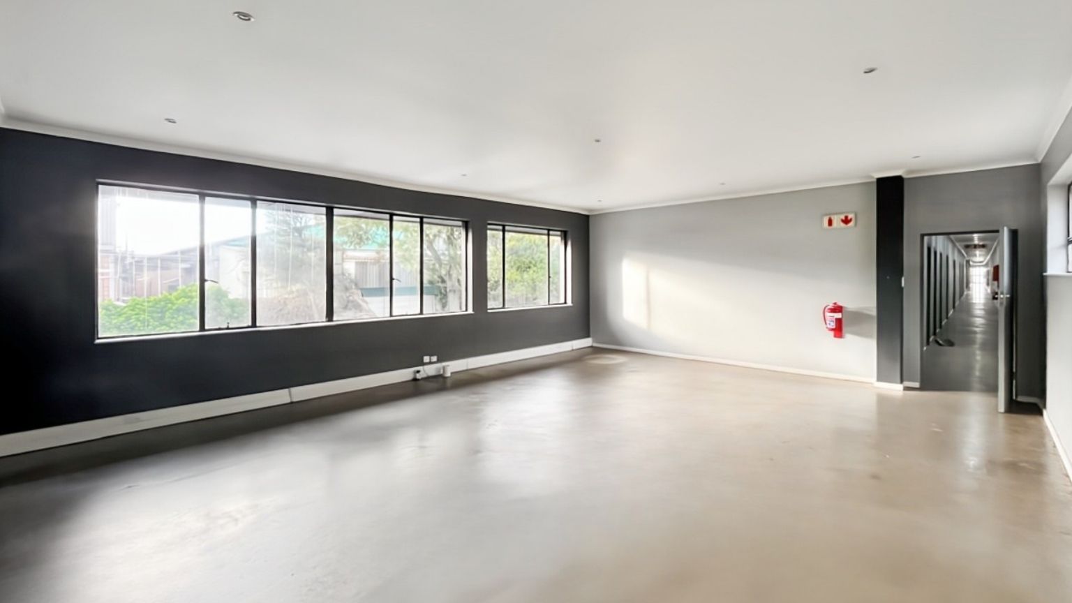 Modern 4-5 person office in Triangle Farm 