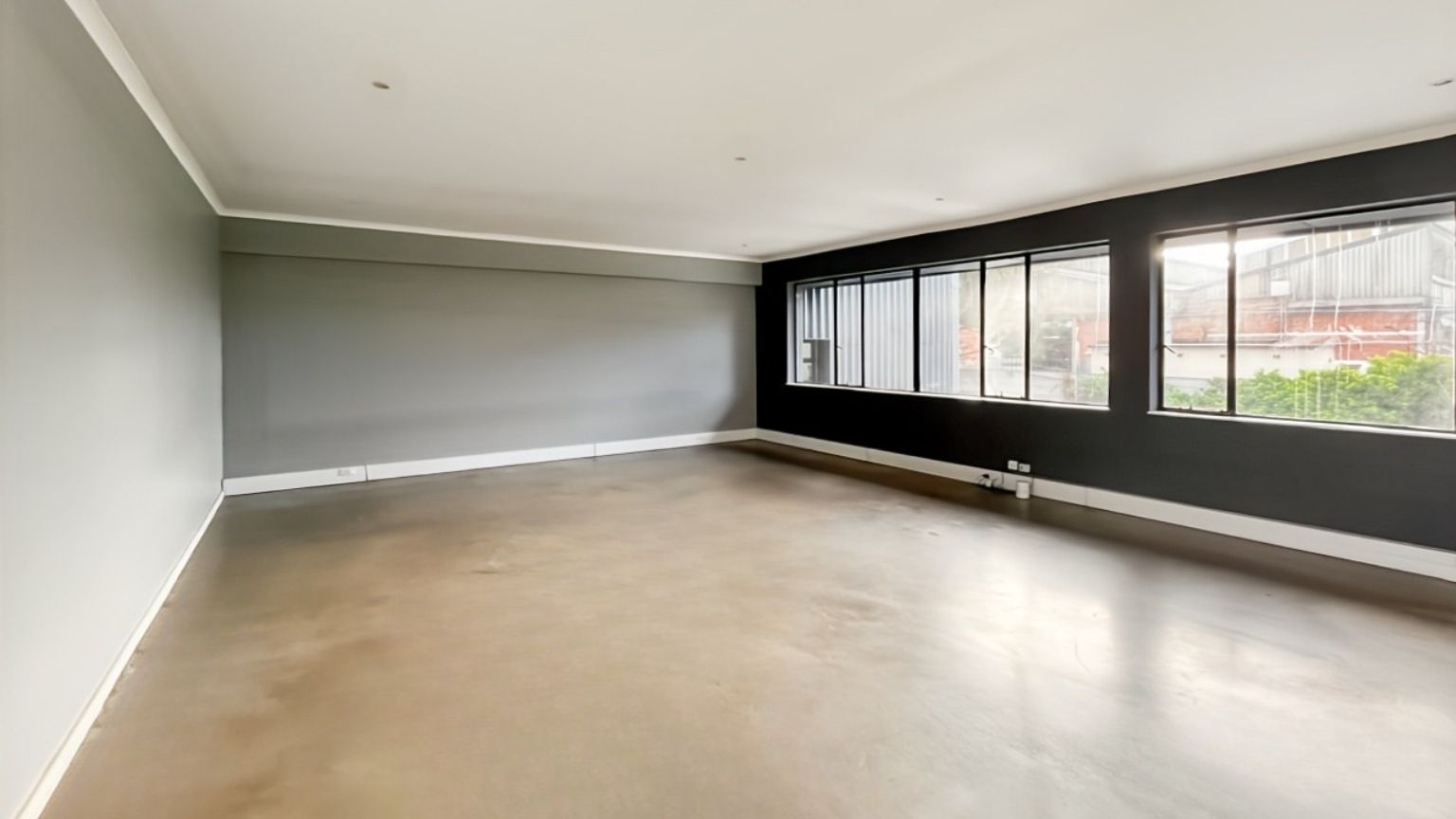 Modern 4-5 person office in Triangle Farm