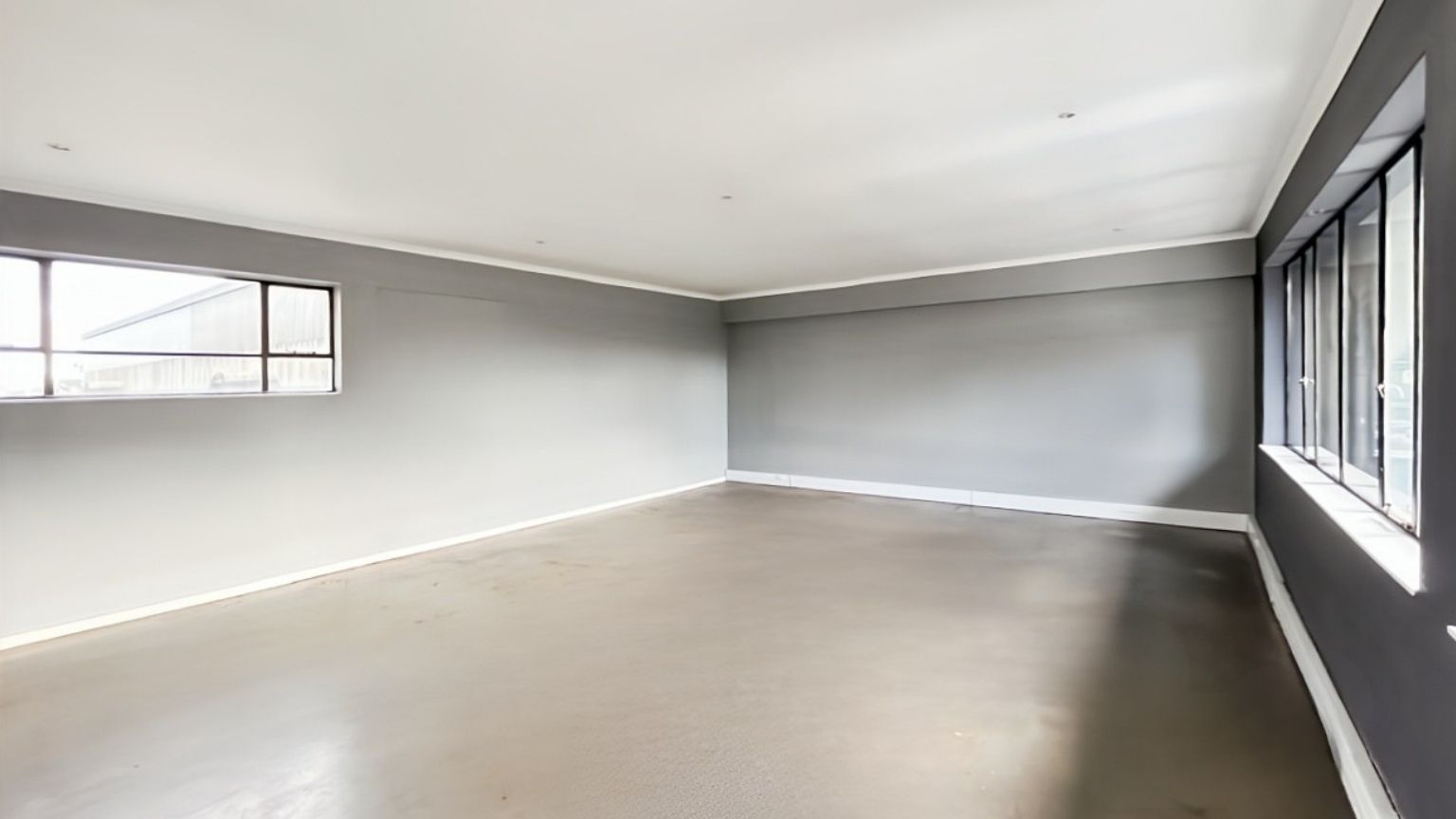 Modern 4-5 person office in Triangle Farm