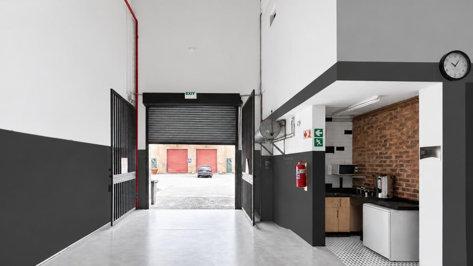 Prime retail warehouse with high power