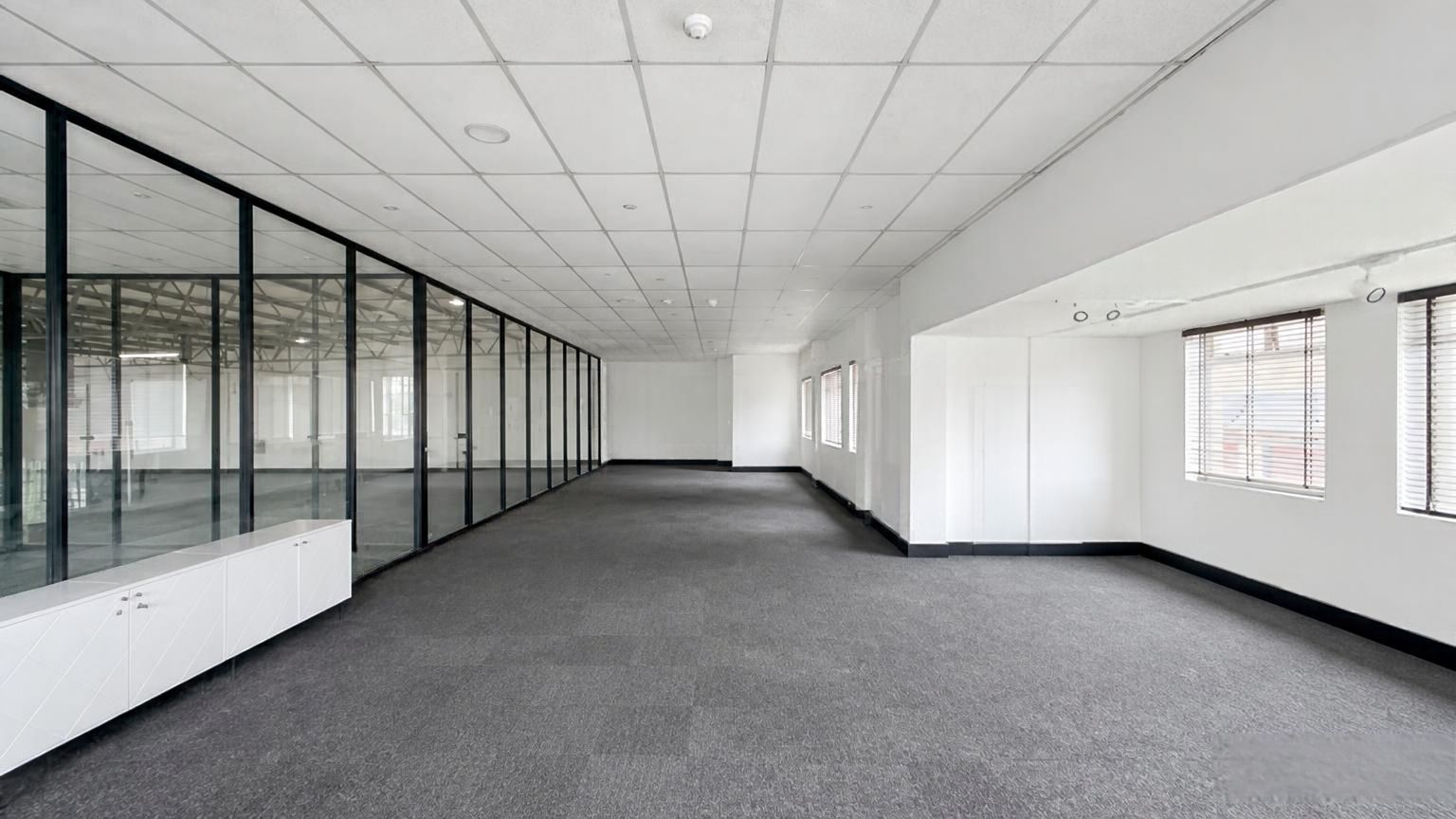 Prime retail warehouse with high power