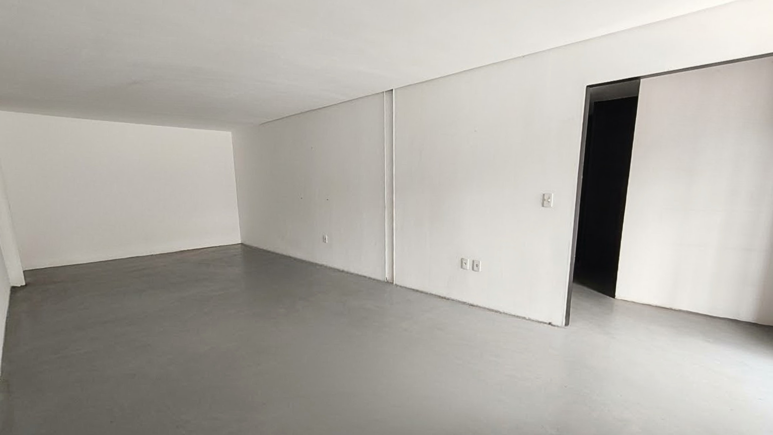High-power warehouse space with office component