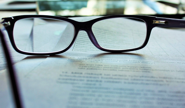 evaluating travel nurse contracts