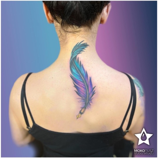 tatuaż pierwszy kolorowy piórko nie duży ile kosztuje warszawa studio tatuazu