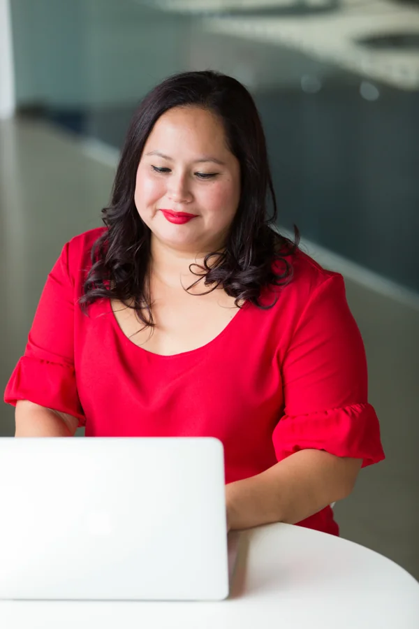 Mujer trabajando con una computadora portátil; fotografía de apoyo sobre liderazgo.