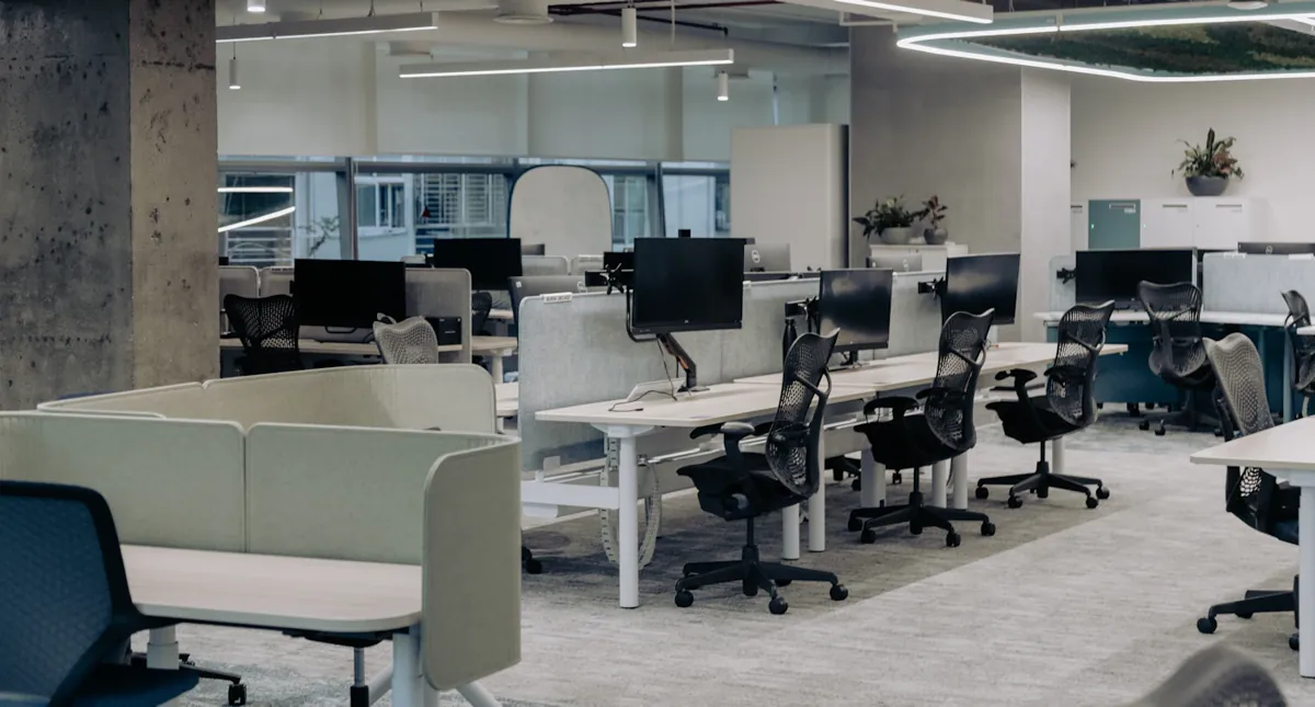 Oficina con estaciones de trabajo vacías; fotografía de apoyo sobre empleo y automatización.