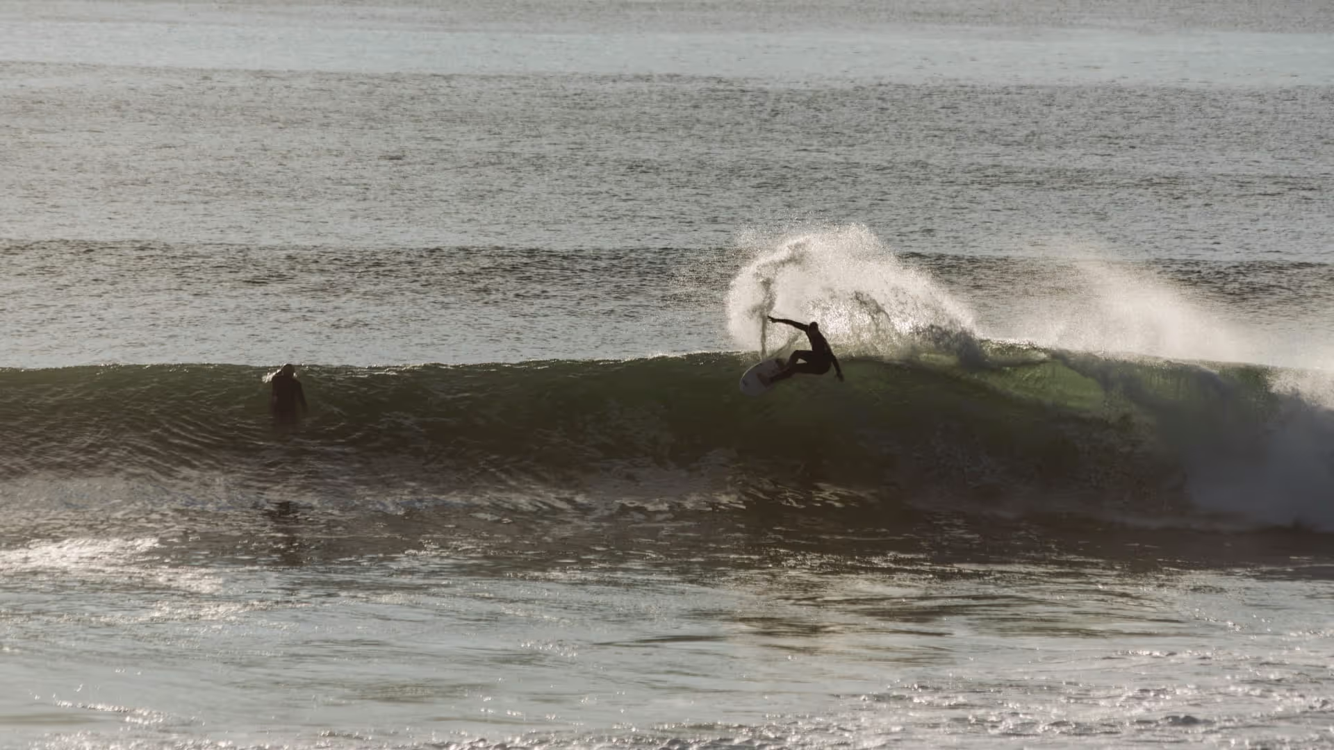 surfer doing a carve in jbay