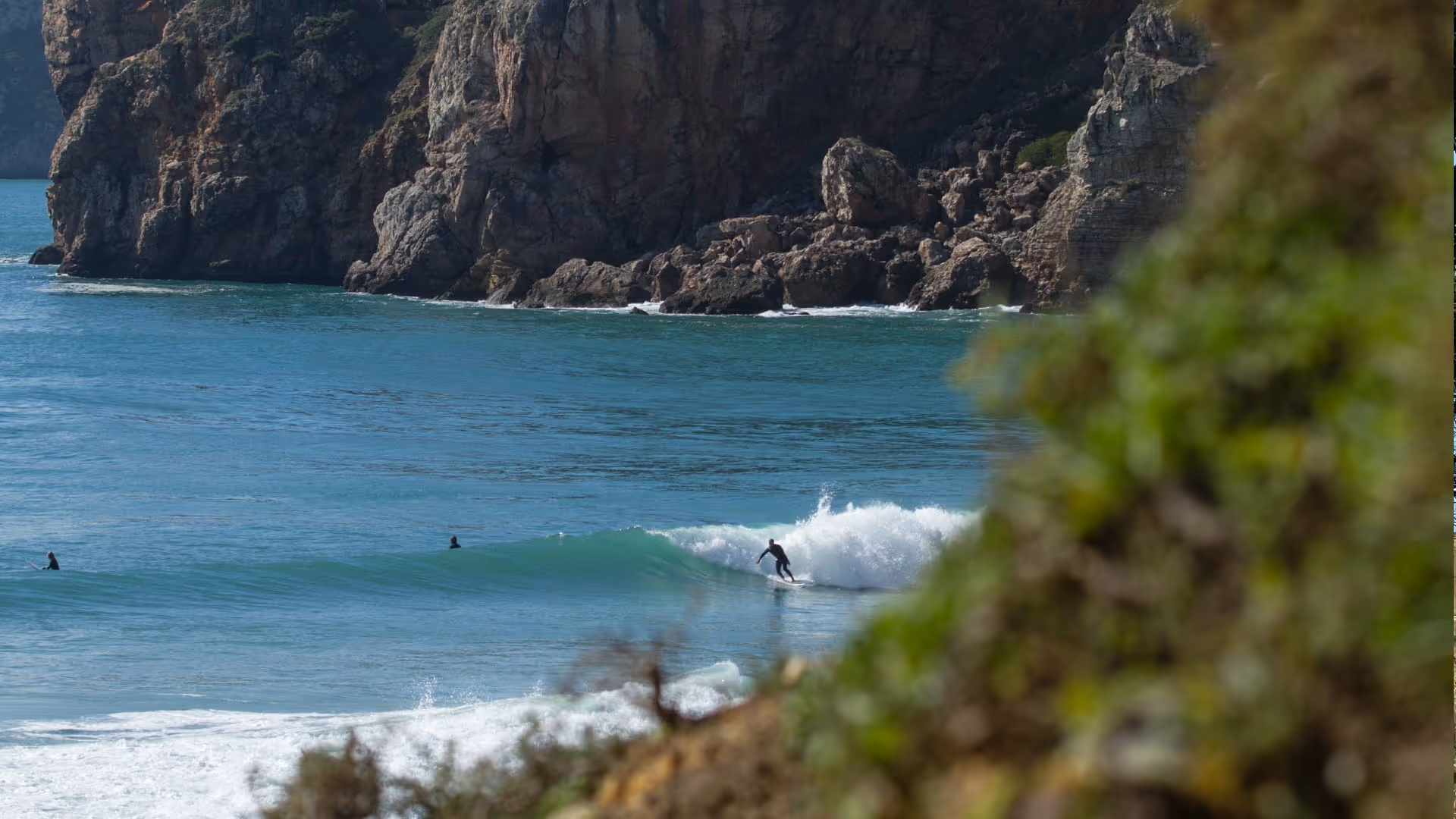 surf teacher with students
