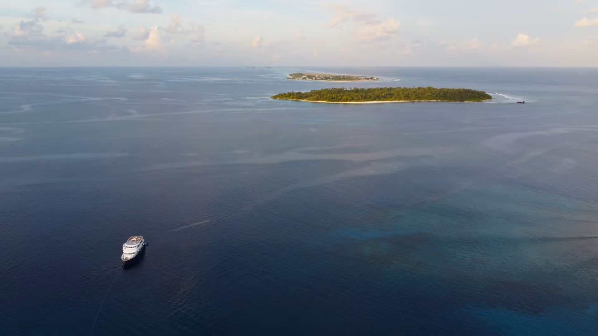 the boat in the middle of the blue ocean
