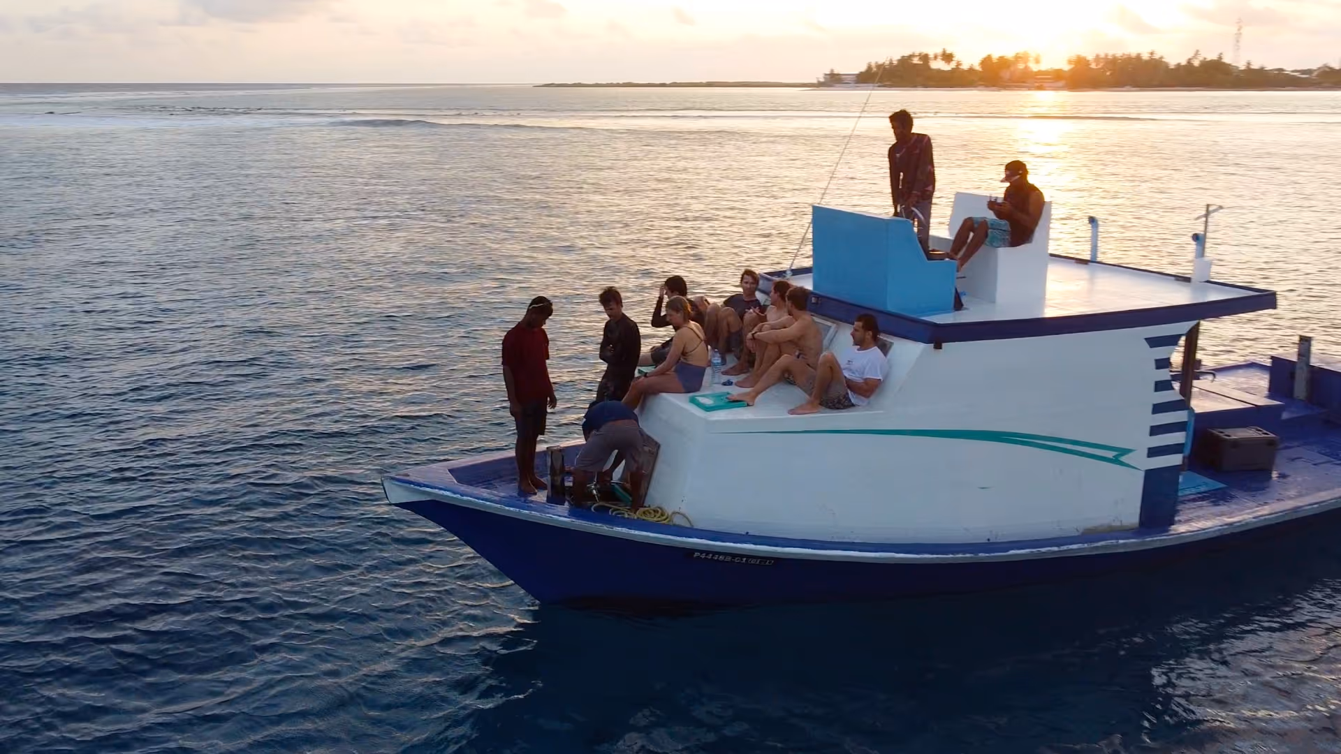 View of the boards and crew inside the dhoni boat