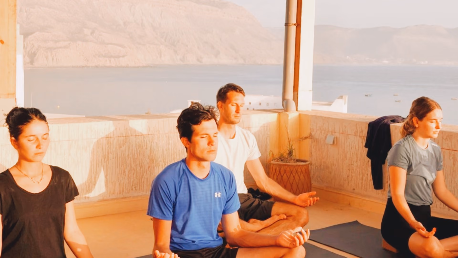 Yoga auf der Dachterrasse mit Blick auf die Bucht von Imsouane