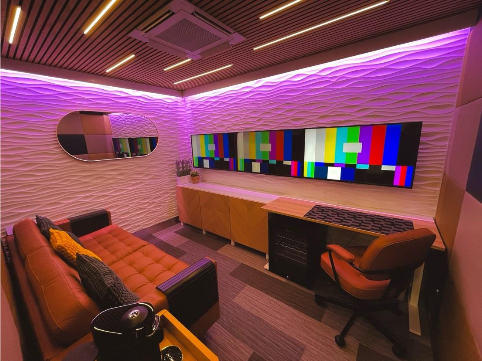 A room with a couch and a deskAI-generated content may be incorrect.