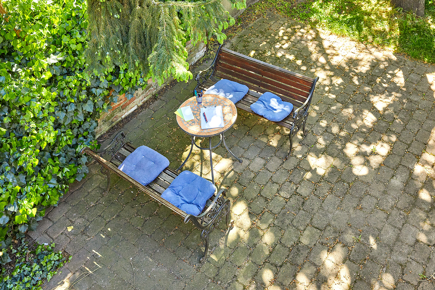 2 Bänke im Garten