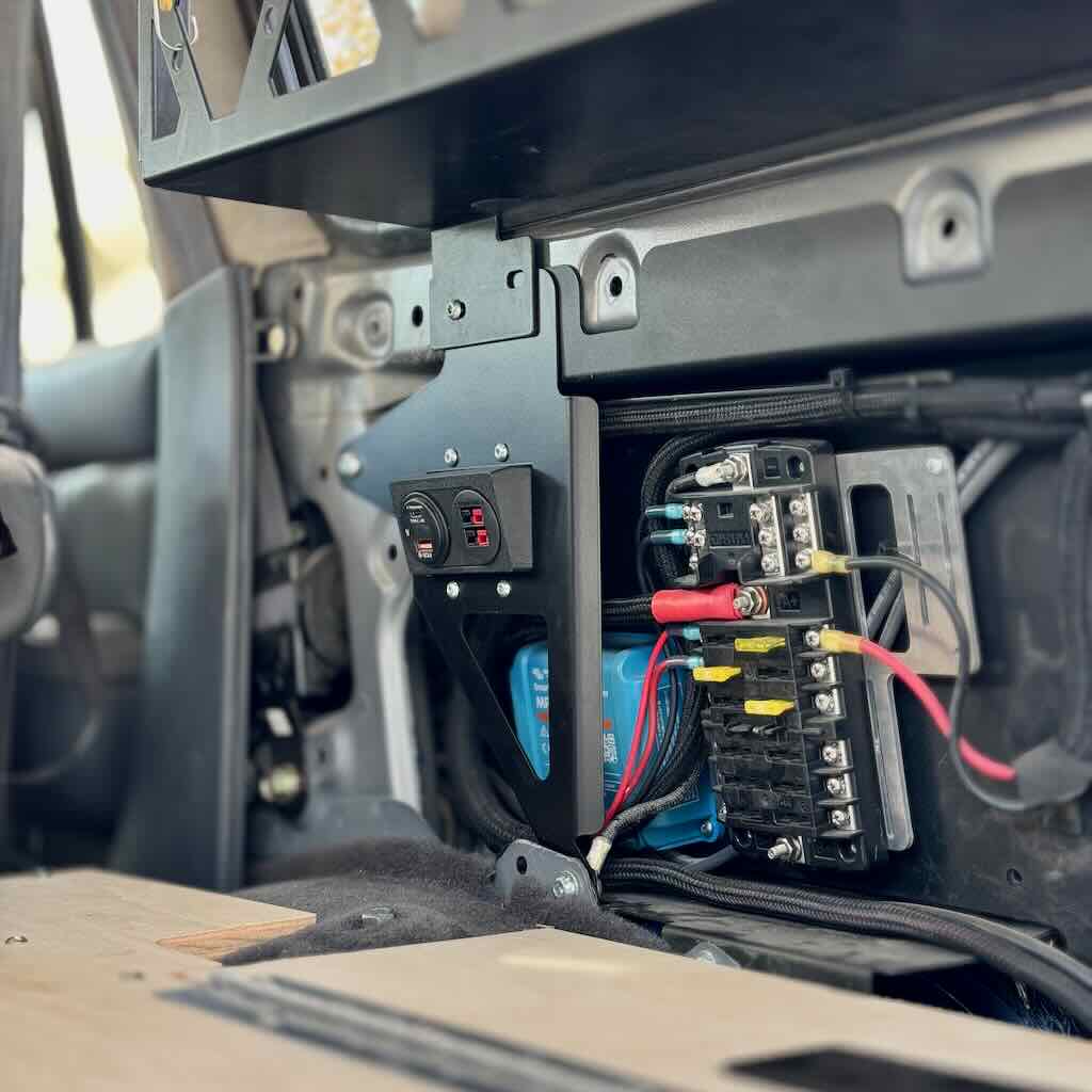 DVS 80 Series 3rd Row Ciggy Delete Power Port