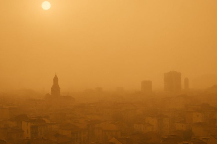Sahra dust in a city. Measure air values now with the air-Q!