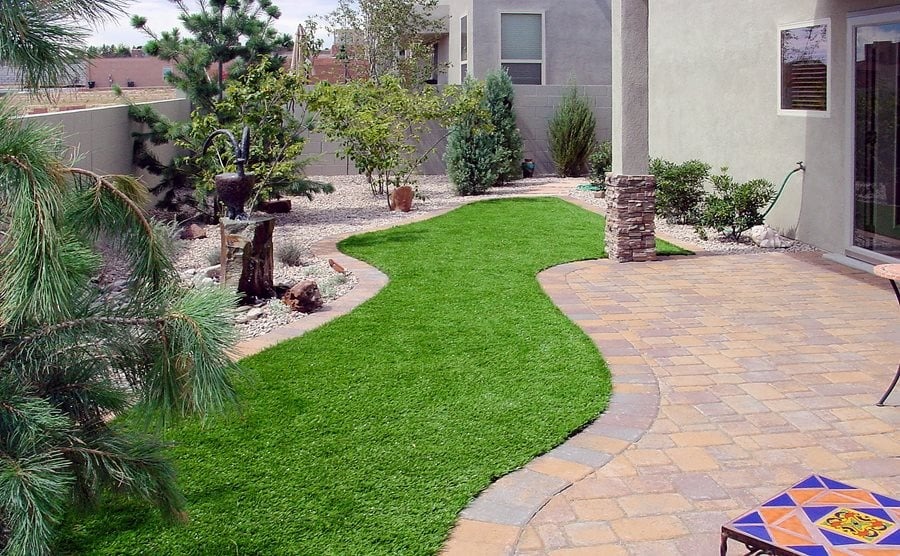 https://images.landscapingnetwork.com/pictures/images/900x705Max/site_8/artificial-grass-waterquest-inc_5612.jpg