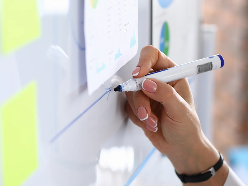 Illustratives Bild einer Handschrift auf einem Whiteboard