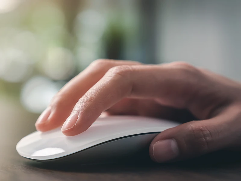 Illustratives Bild einer Hand, die eine Computermaus bedient