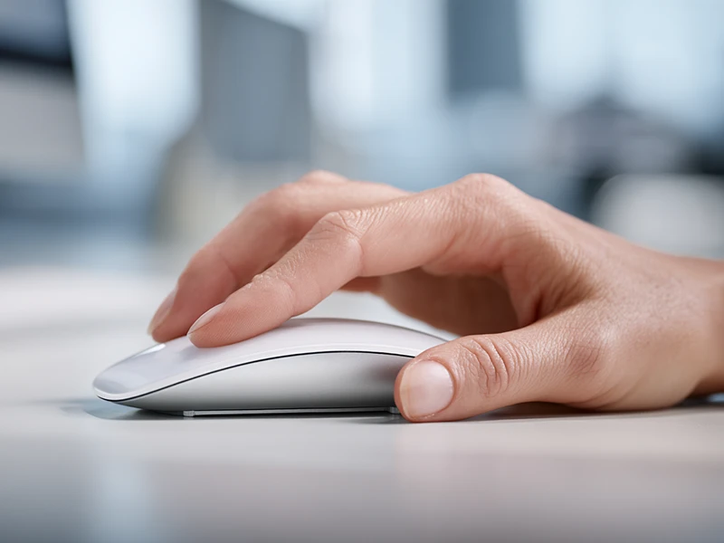 Illustratives Bild einer Hand, die eine Computermaus bedient