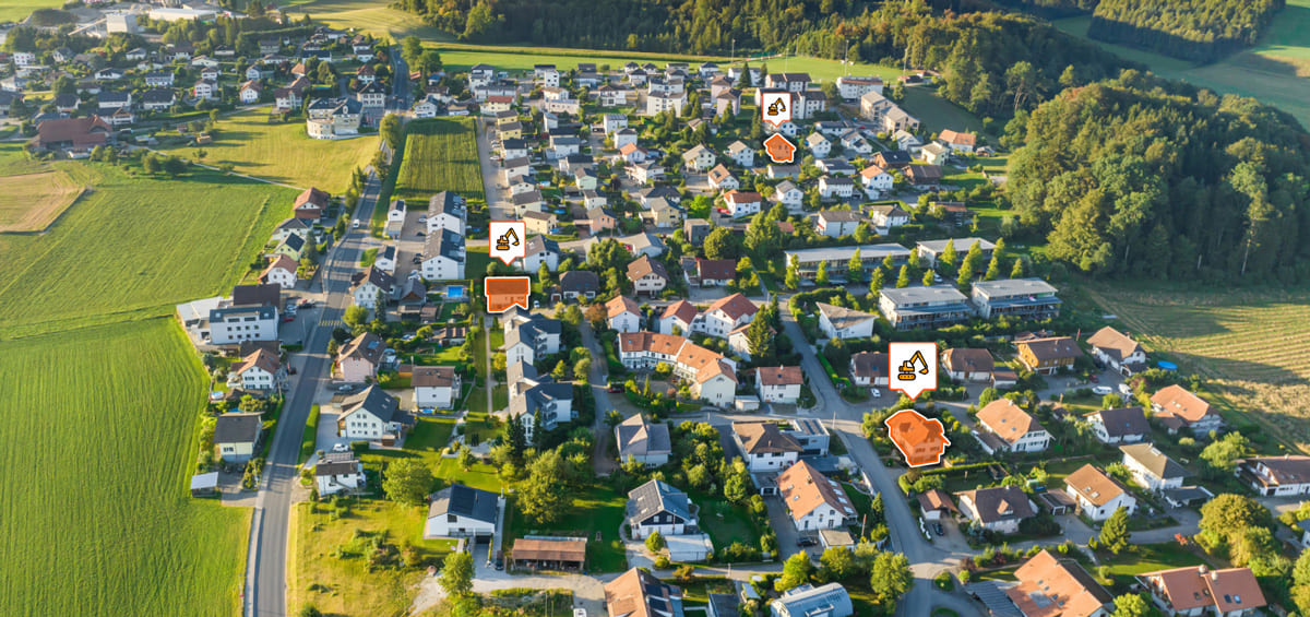 Luftaufnahme eines Wohnquartiers mit grafischen Markierungen für aktuelle Baugesuche und Bauprojekte in der Nachbarschaft.