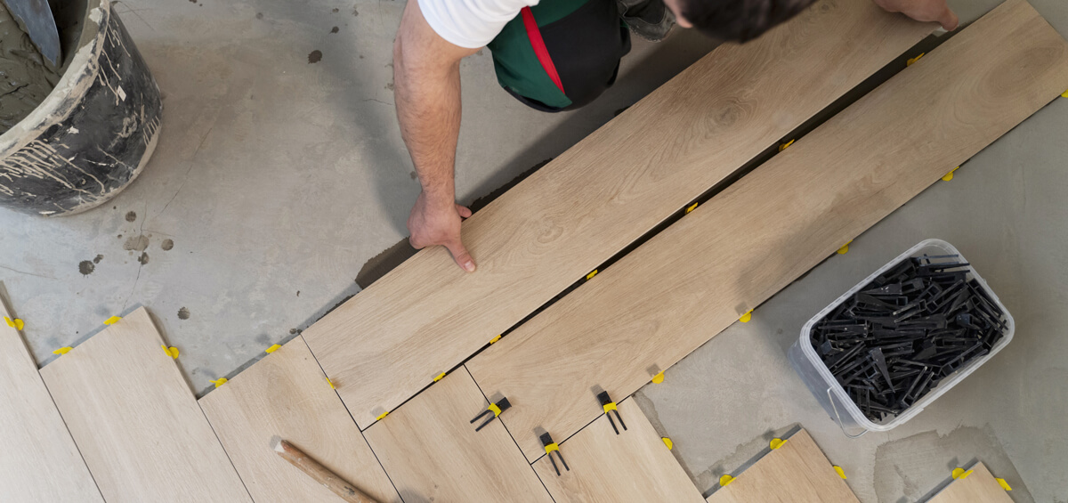 Kosten: Bodenleger bei der Arbeit