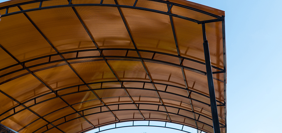 Carport aufbauen Kosten: Einfamilienhaus mit freistehendem Carport