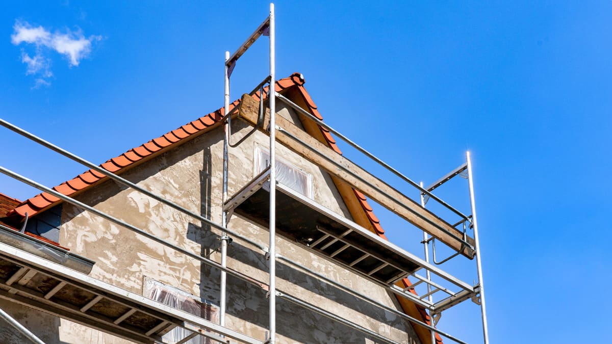 Fassade Einfamilienhaus Kosten: Haus mit Baugerüst