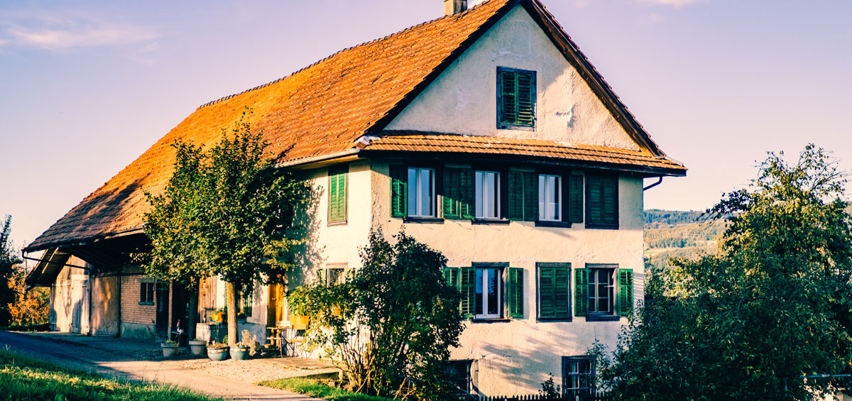 Haus verkaufen: Selber verkaufen oder einen Makler beauftragen?
