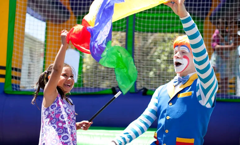 Kids party clown Auckland with big laughs