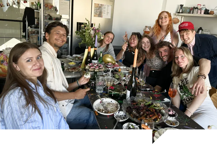 společná fotka týmu u stolu