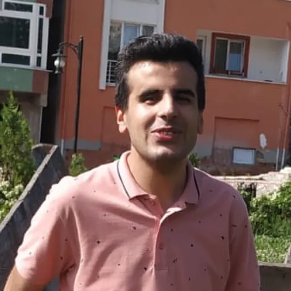 Photo of Salih smiling in the camera