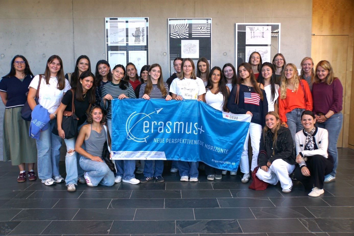 Erasmus+ Gruppe mit Fahne vor Kunstwerken in Österreich
