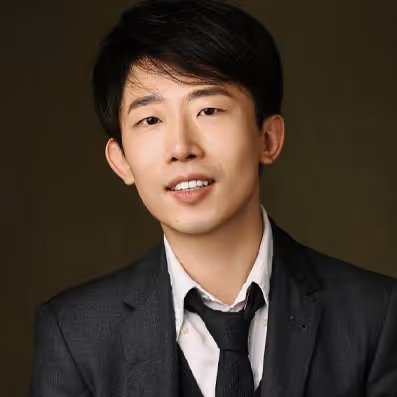 A man in a suit and tie posing for a picture.