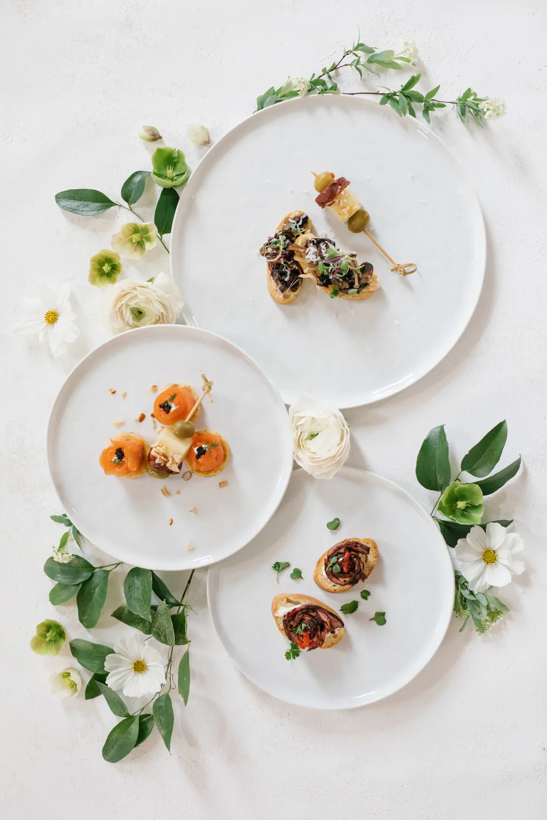 Small plated dishes arranged with white flowers