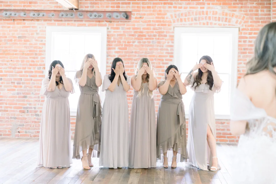 Attendants reacting to the bride's arrival