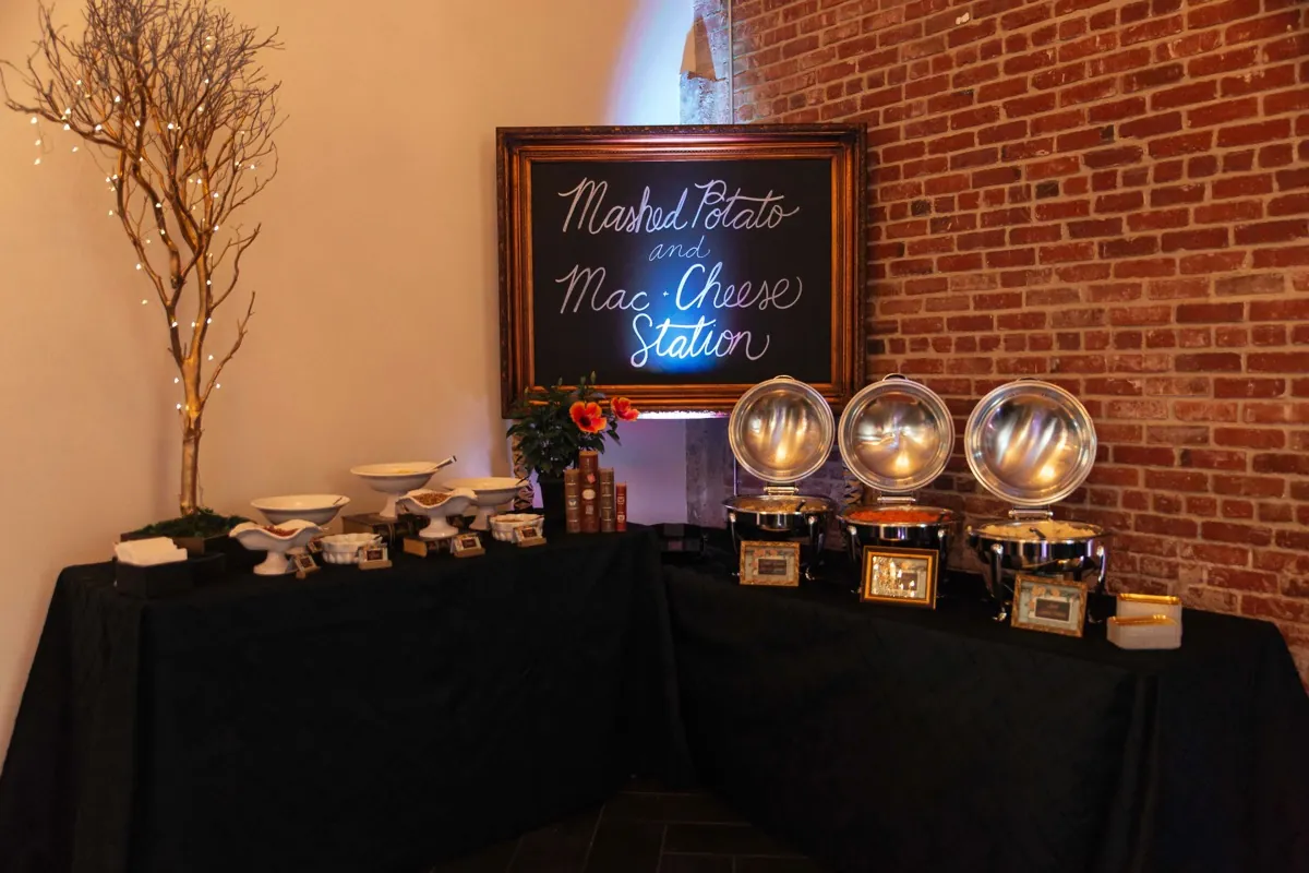 Food station with individual metal serving pots