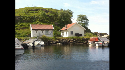 Kirkehamn i Flekkefjord. Godt tilrettelagt skjærgårdsområde på Laugøy. Kirkehamn har bevarte kulturminner, med sandstrand og flytebrygge.
