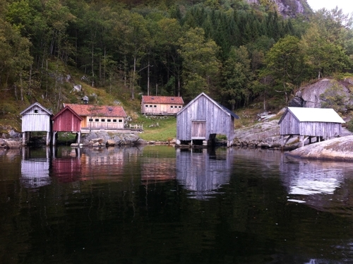 Haugelandstrand i Kvinesdal. Skjærgårdspark i Fedafjorden med to kystledhytter.